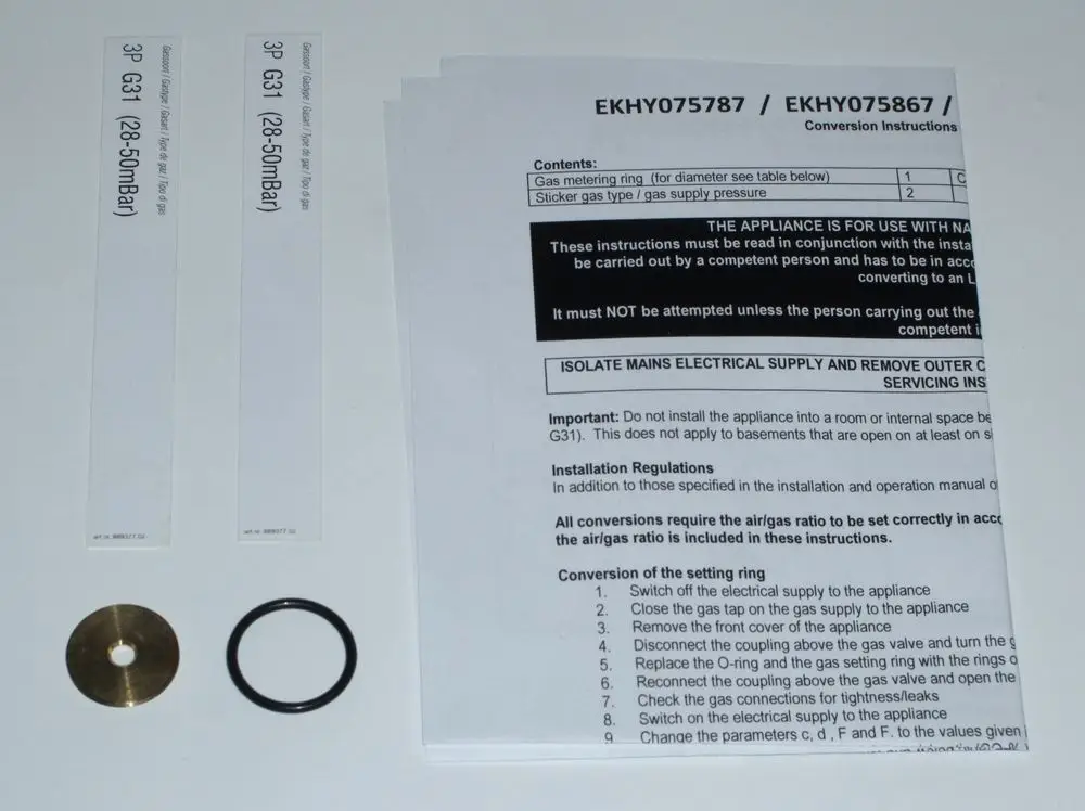 Umbauset von Daikin mit Gasmeterringen, einer Gummi-Dichtung und einer Anleitung für die Umstellung auf Propan. Enthält Sicherheitshinweise und Installationsanweisungen.